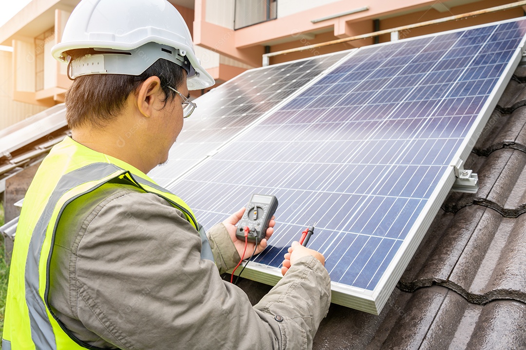 Sistema de painéis voltaicos da foto solar azul do prédio de apartamentos.