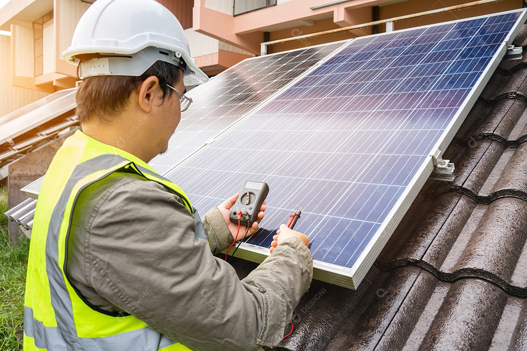 Sistema de painéis voltaicos da foto solar azul do prédio de apartamentos.