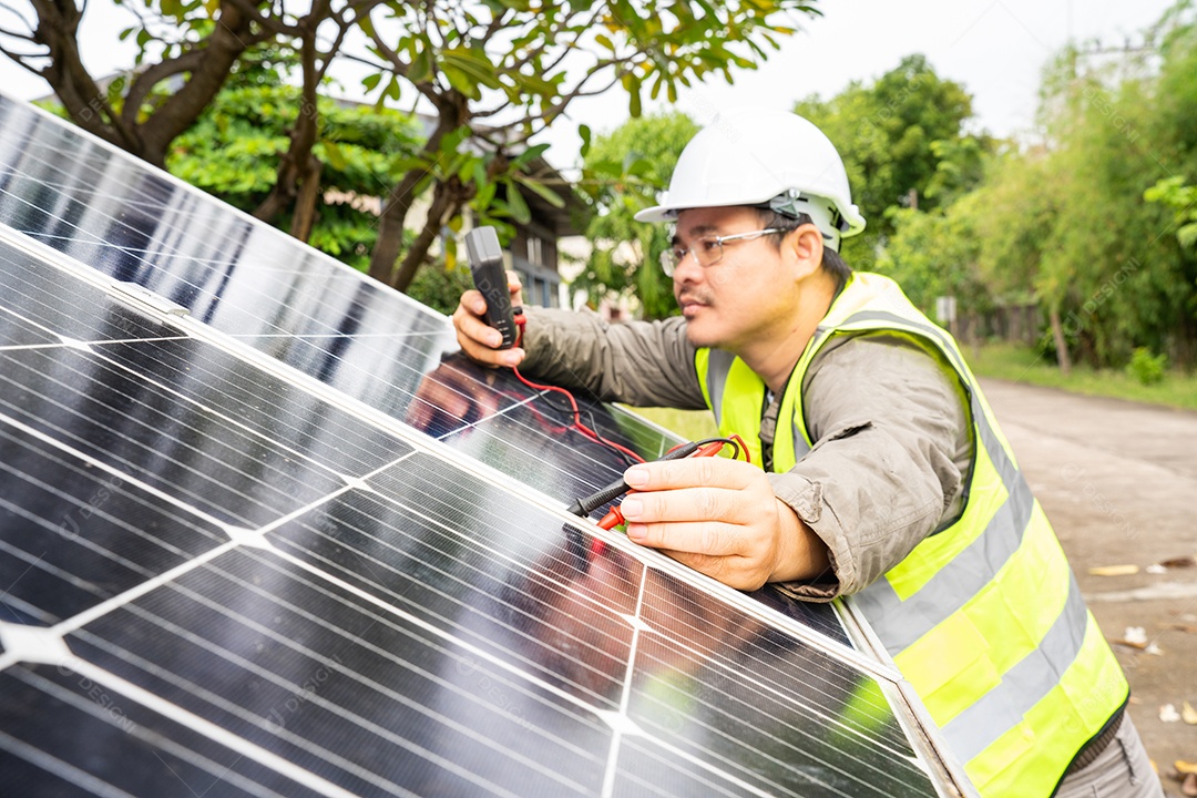 Sistema de painéis voltaicos da foto solar azul do prédio de apartamentos.