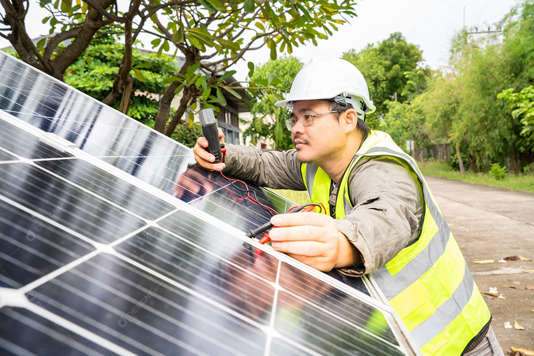 Sistema de painéis voltaicos da foto solar azul do prédio de apartamentos.