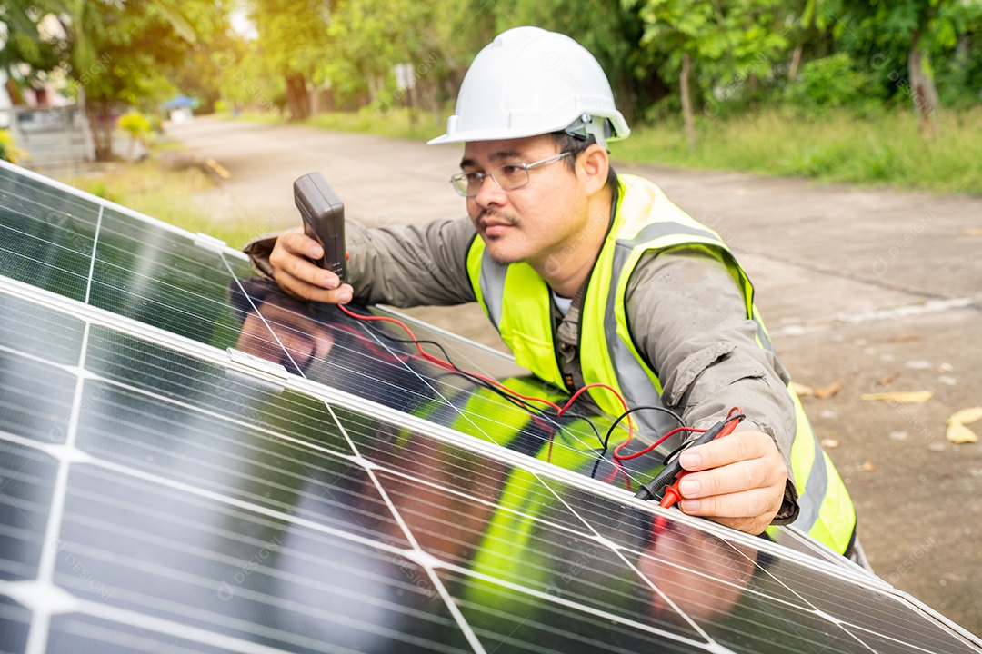 Sistema de painéis voltaicos da foto solar azul do prédio de apartamentos.