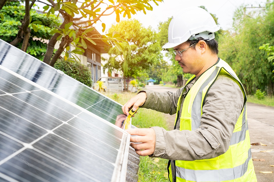 Sistema de painéis voltaicos da foto solar azul do prédio de apartamentos.
