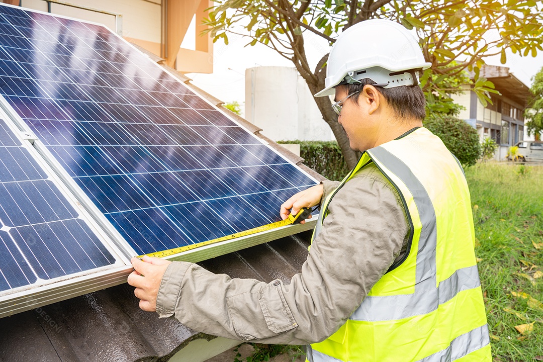 Sistema de painéis voltaicos da foto solar azul do prédio de apartamentos.