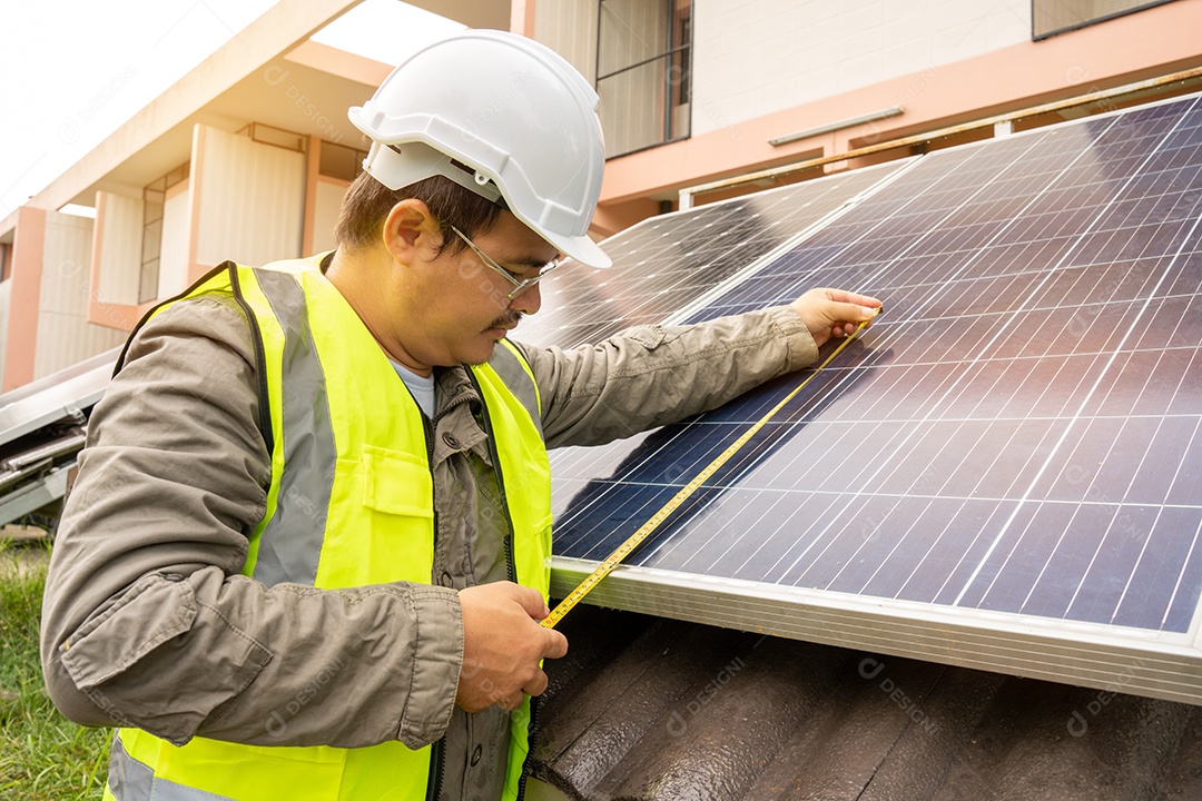 Sistema de painéis voltaicos da foto solar azul do prédio de apartamentos.