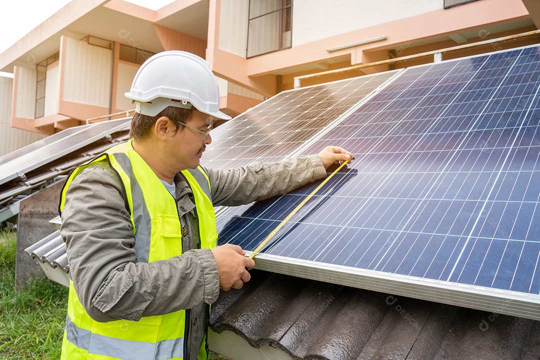 Sistema de painéis voltaicos da foto solar azul do prédio de apartamentos.