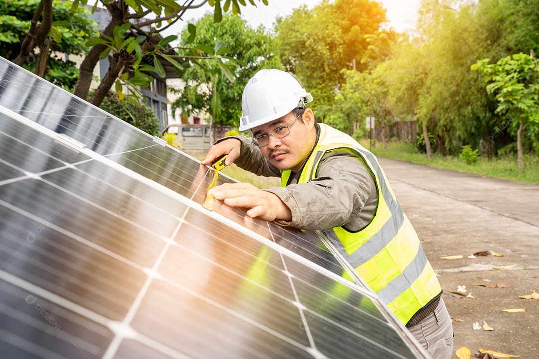Sistema de painéis voltaicos da foto solar azul do prédio de apartamentos.