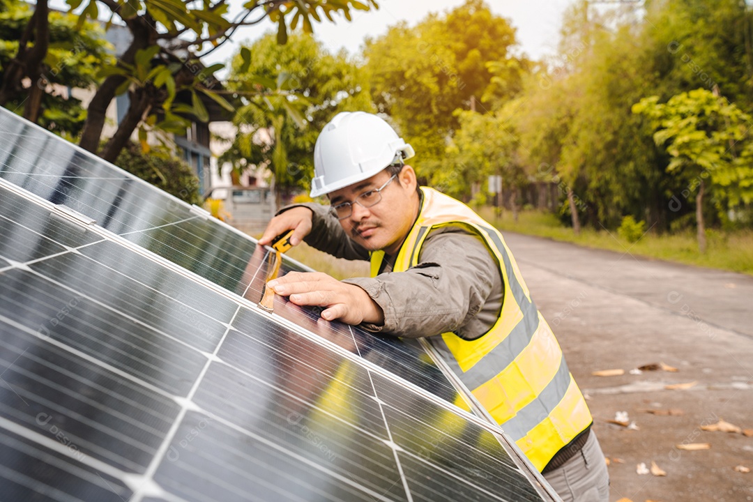 Sistema de painéis voltaicos da foto solar azul do prédio de apartamentos.