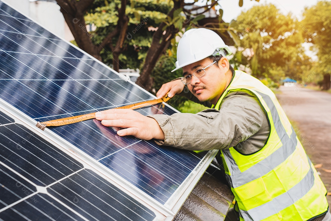 Sistema de painéis voltaicos da foto solar azul do prédio de apartamentos.