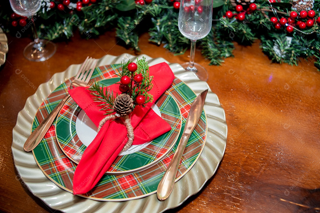 Mesa posta para receber a ceia de natal, com decoração natalina