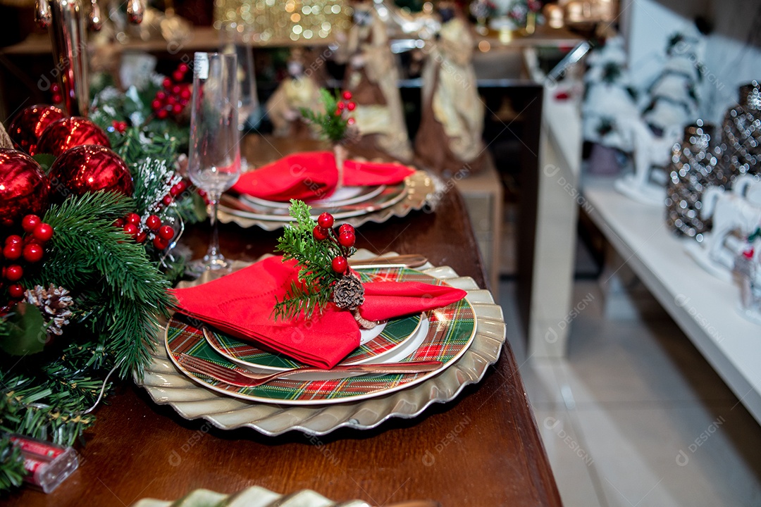 Mesa posta para receber a ceia de natal, com decoração natalina