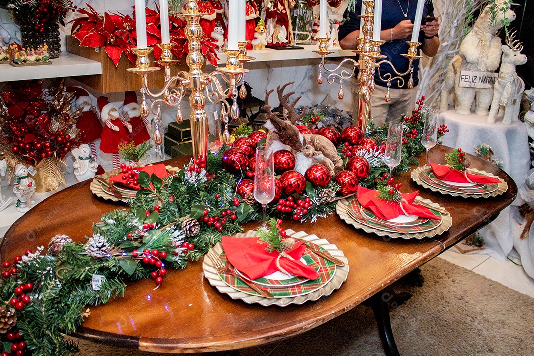 Mesa posta para receber a ceia de natal, com decoração natalina
