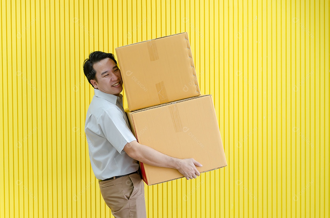 Homem de negócios asiático carrega uma caixa de mercadorias para entrega ao cliente