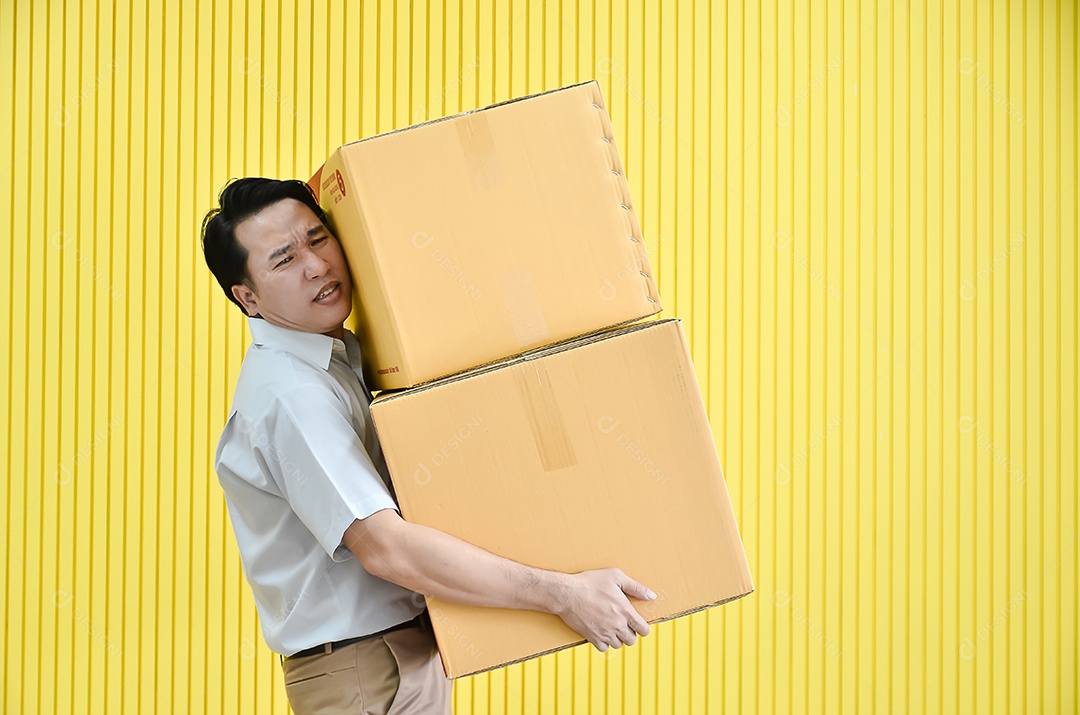 Homem de negócios asiático carrega uma caixa de mercadorias para entrega ao cliente