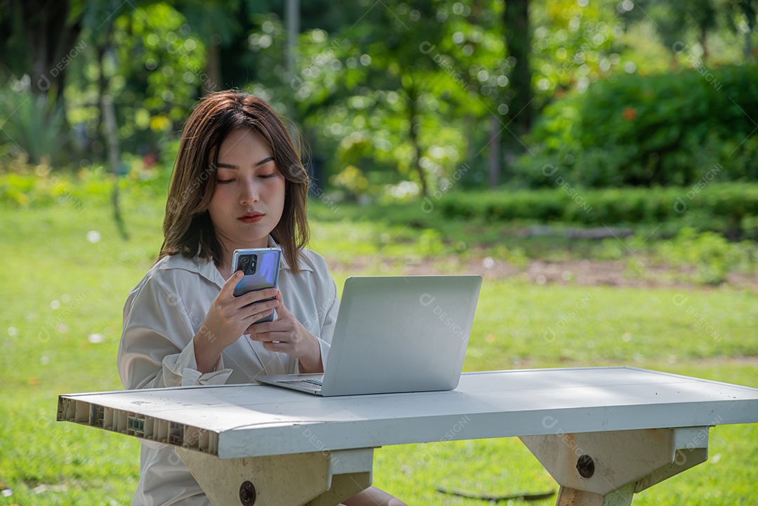 Linda mulher asiática, olhe para o celular, veja a mídia social ou compre
