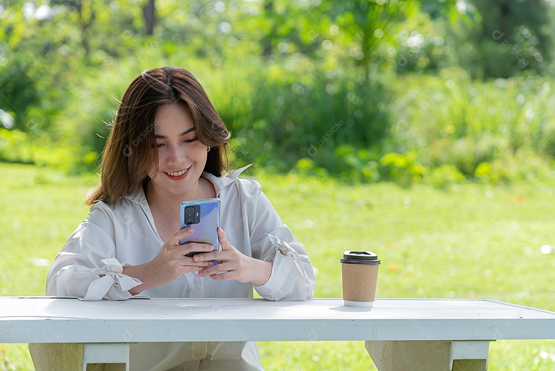 Linda mulher asiática, olhe para o celular, veja a mídia social ou compre