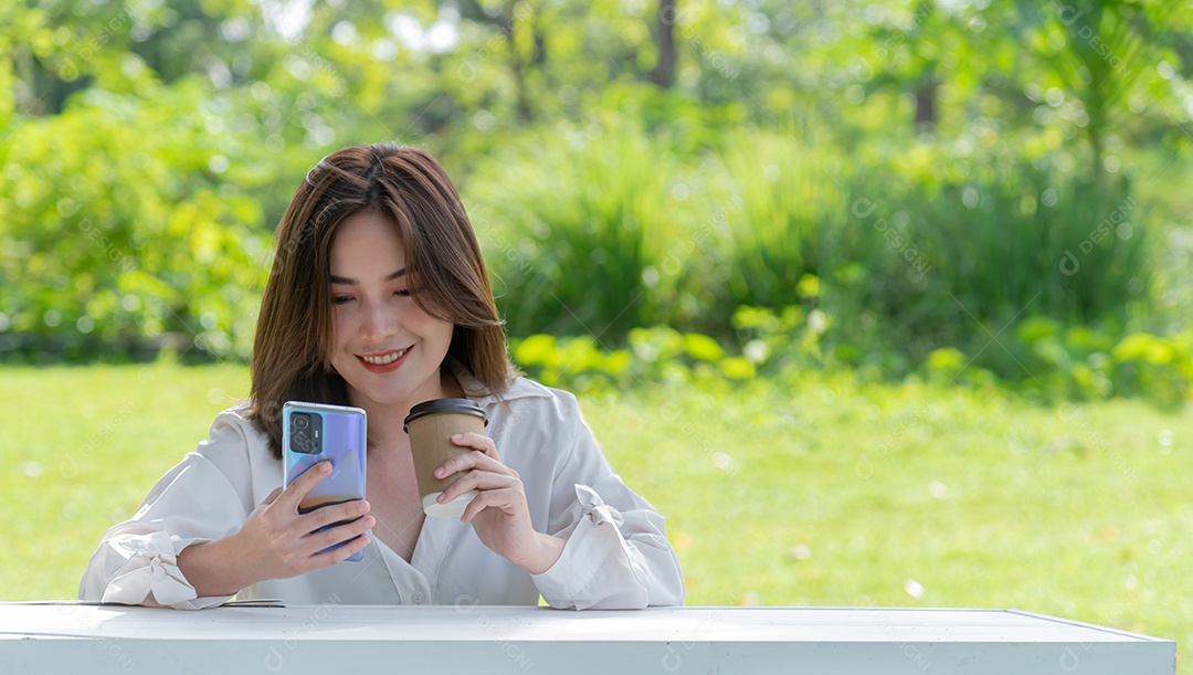 Linda mulher asiática, olhe para o celular, veja a mídia social ou compre