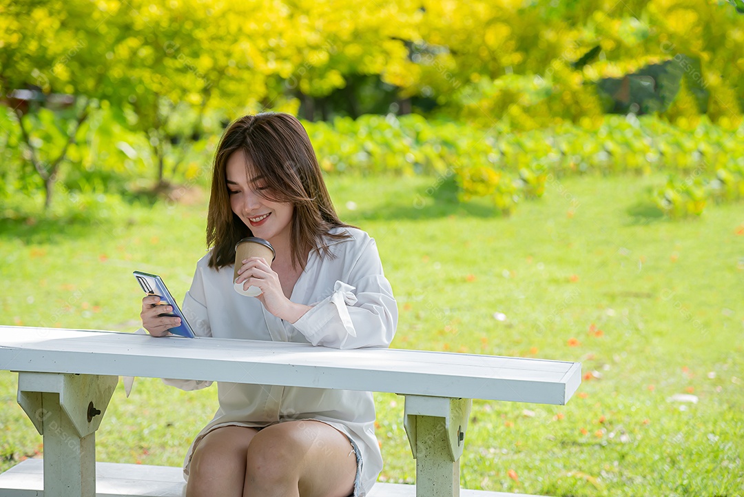 Linda mulher asiática, olhe para o celular, veja a mídia social ou compre