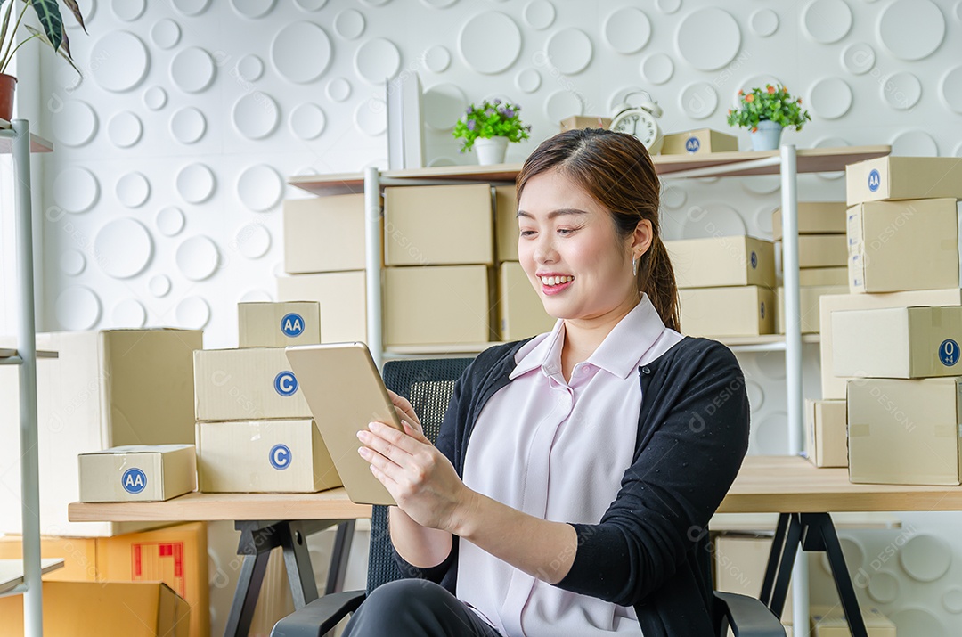 Linda mulher asiática sorria e verifique o produto da lista por tablet