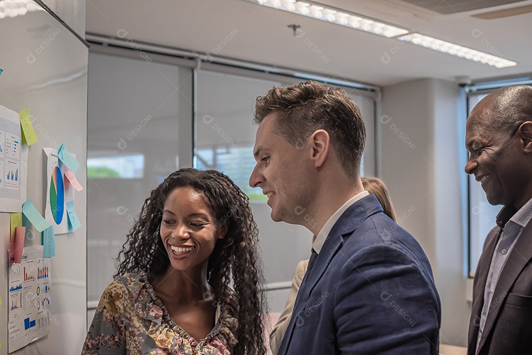 Os empresários procuram o plano do ano no quadro branco