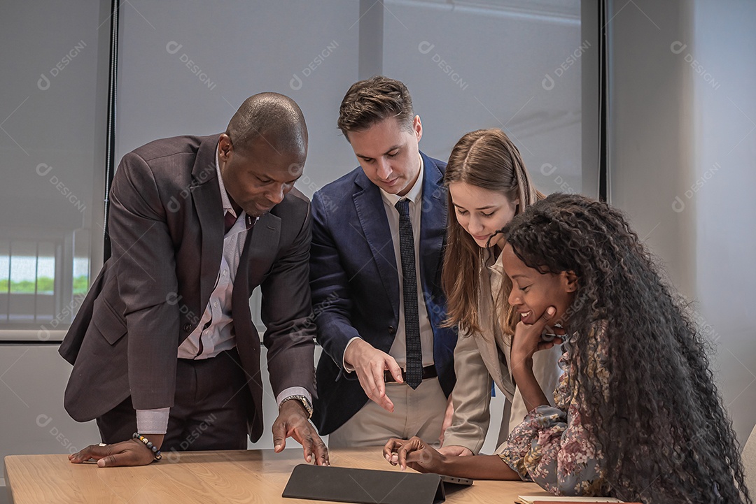 Pessoas de negócios se encontram e procuram tablet para discutir com o projeto