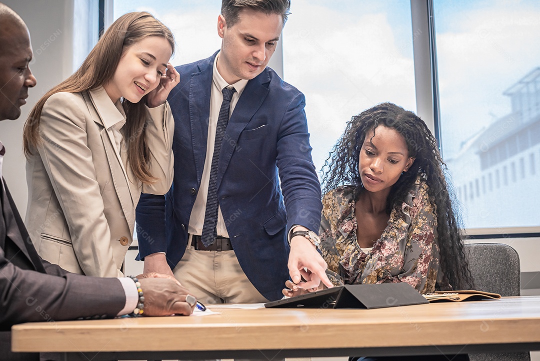 Pessoas de negócios se encontram e procuram tablet para discutir com o projeto