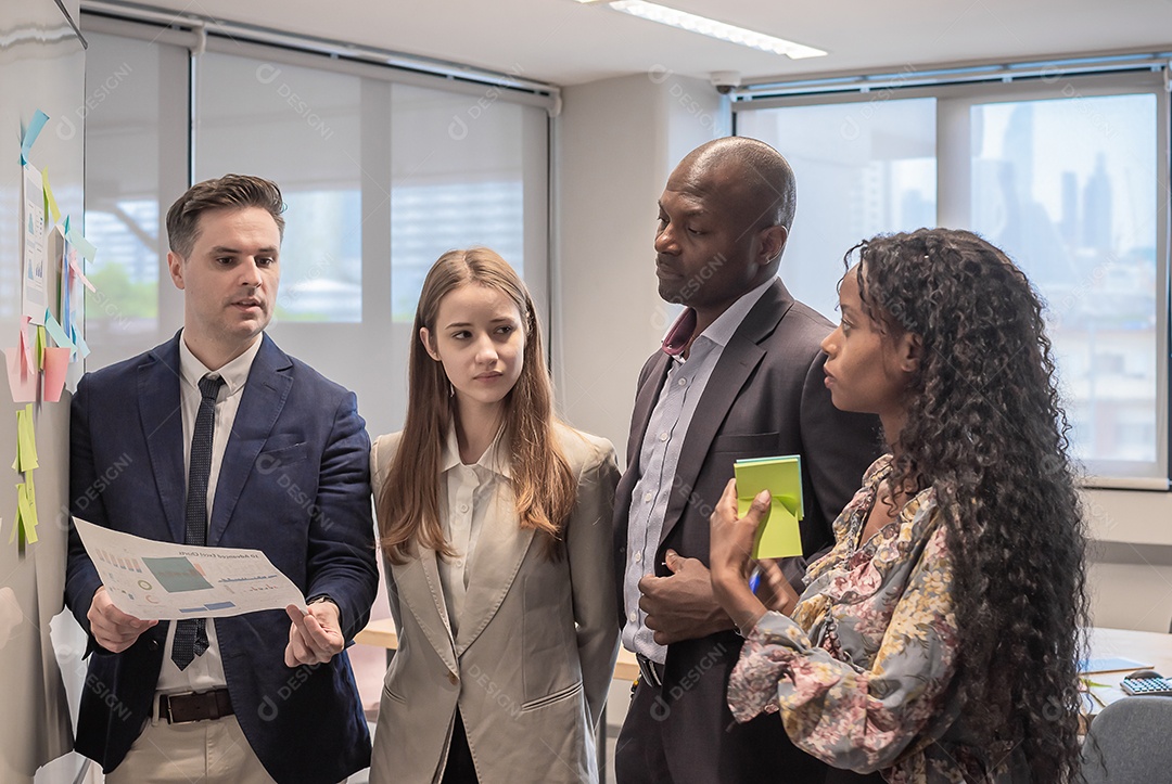 Pessoas de negócios se encontram e procuram tablet para discutir com o projeto