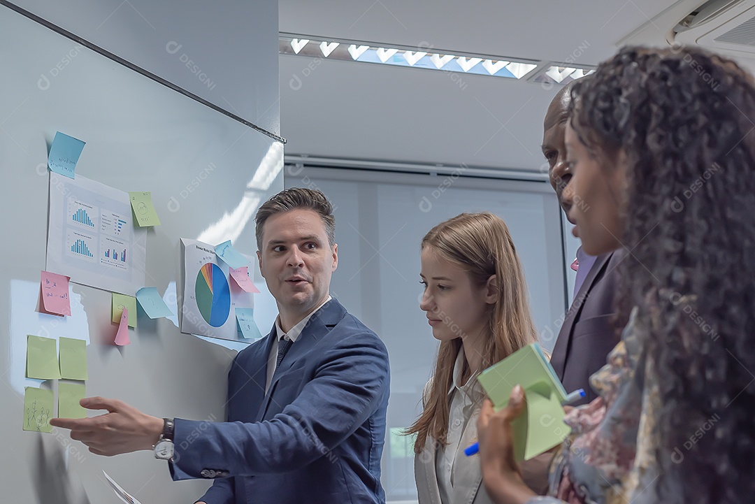 Pessoas de negócios se encontram e procuram tablet para discutir com o projeto