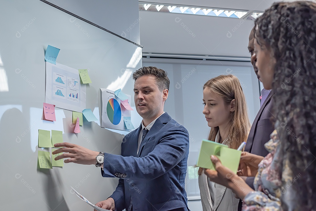 Pessoas de negócios se encontram e procuram tablet para discutir com o projeto