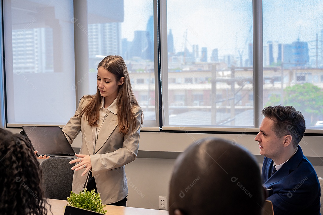 Plano de apresentação de mulher de negócios marketing ou projeto no futuro