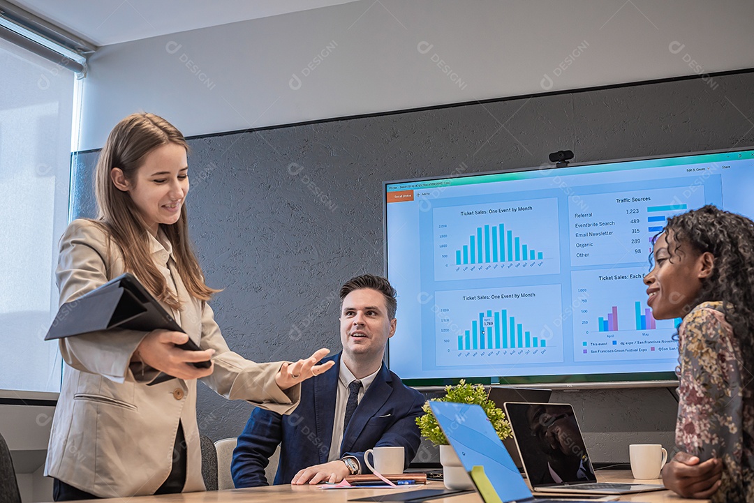 Plano de apresentação de mulher de negócios marketing ou projeto no futuro