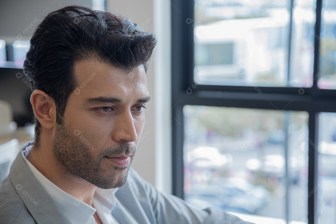 Feche o retrato de um homem saudável e bonito com cabelo preto