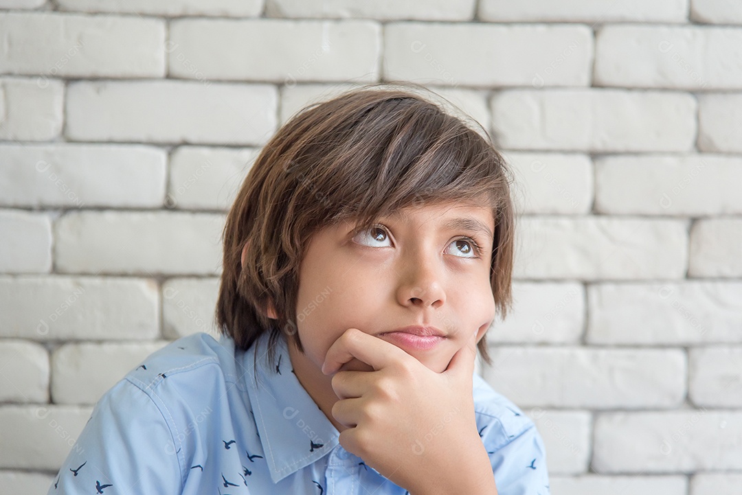 Aluno do ensino médio sério entediado e preguiçoso