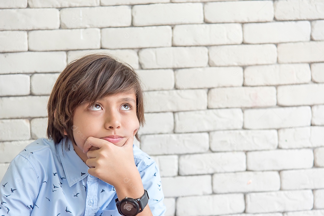 Aluno do ensino médio sério entediado e preguiçoso