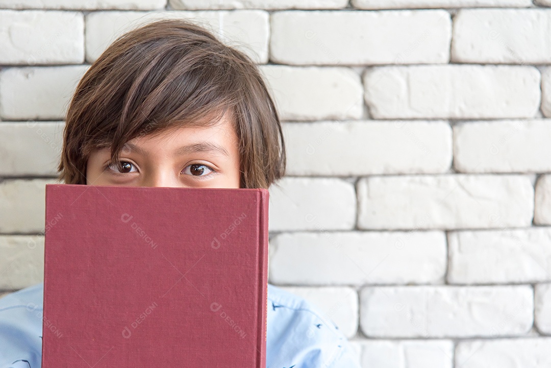 Aluno do ensino médio pega o livro perto do rosto