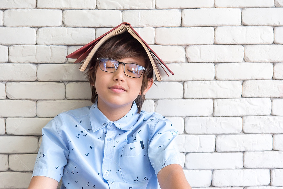Estudante de escola secundária usando óculos sentado pega livro
