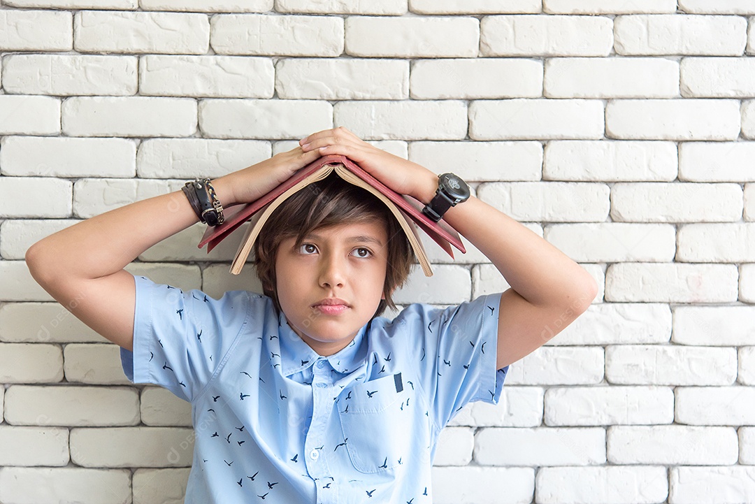 Aluno do ensino médio usando óculos sente-se pegue o livro