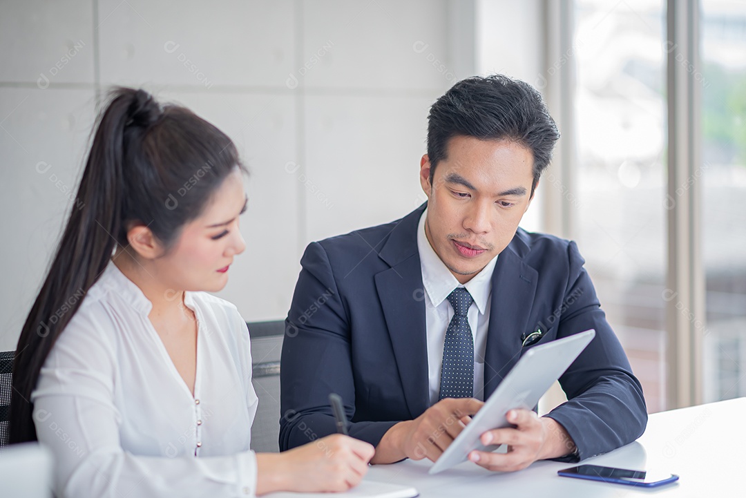 Empresários asiáticos trabalhando e se reunindo em um escritório moderno