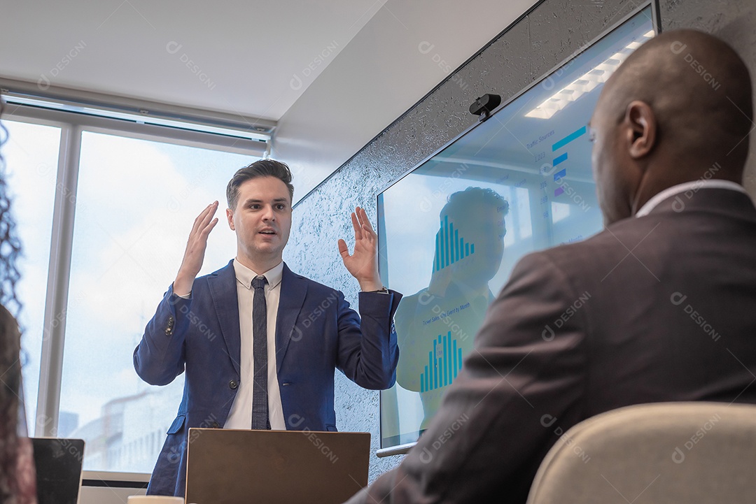 Homem de negócios planeja projetos futuros para tornar a empresa lucrativa