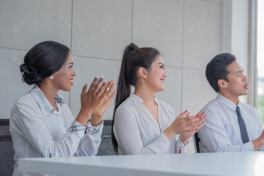Pessoas de negócios aplaudindo na sala de reuniões ou seminário