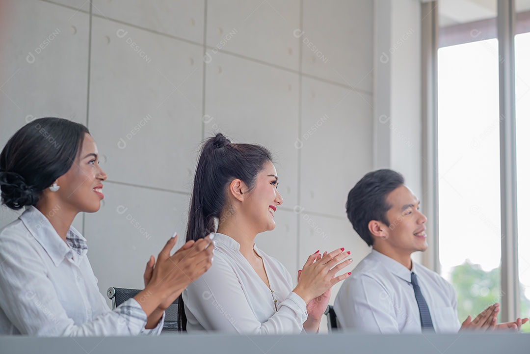 Pessoas de negócios aplaudindo na sala de reuniões ou seminário