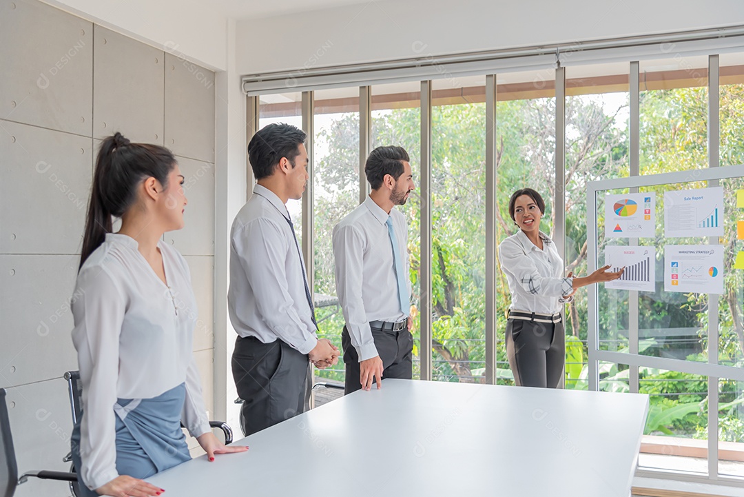 Plano de apresentação de mulher de negócios marketing ou projeto no futuro