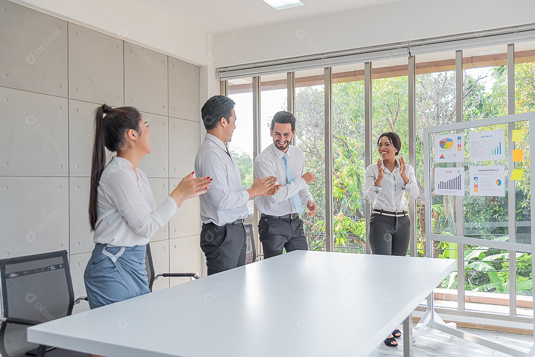 Plano de apresentação de mulher de negócios marketing ou projeto no futuro