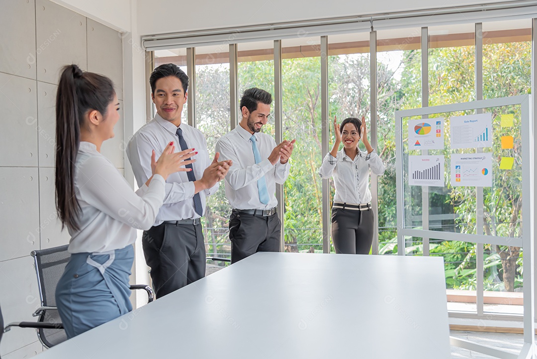 Plano de apresentação de mulher de negócios marketing ou projeto no futuro
