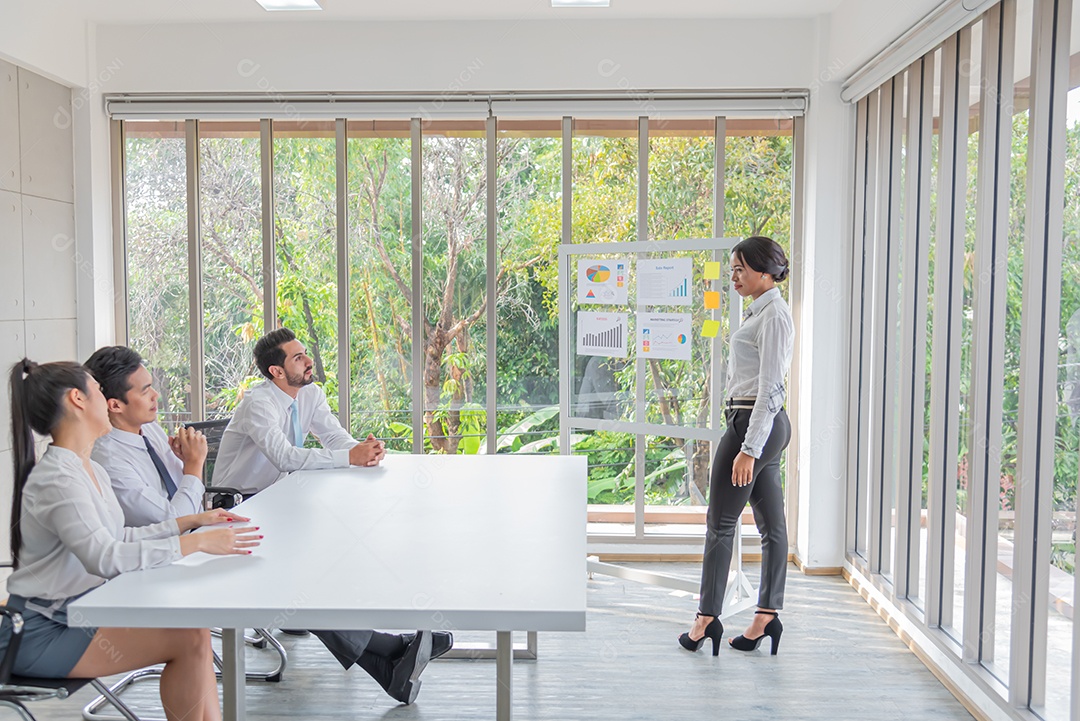 Mulher de negócios confiante presente na sala de reuniões