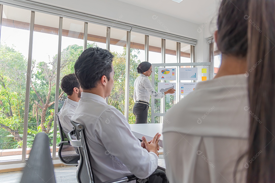 Mulher de negócios confiante presente na sala de reuniões