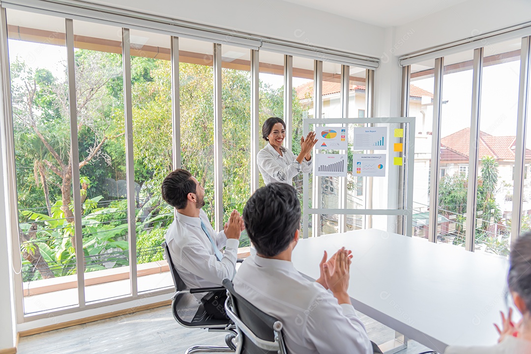 Mulher de negócios confiante presente na sala de reuniões