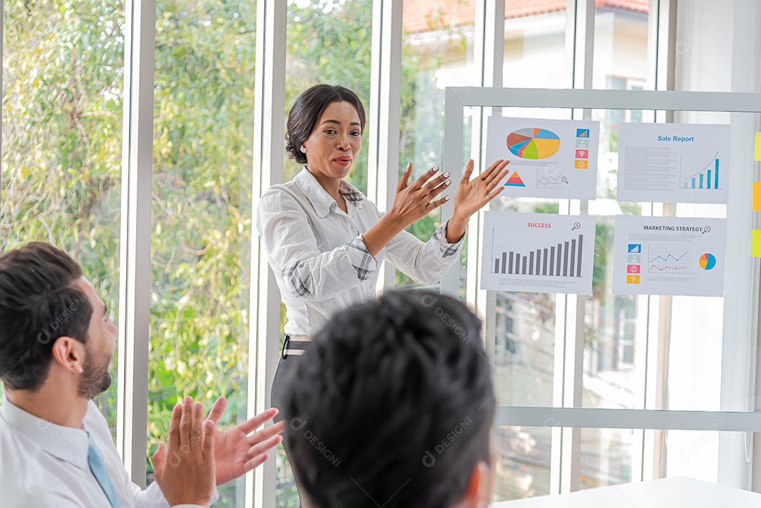 Mulher de negócios confiante presente na sala de reuniões