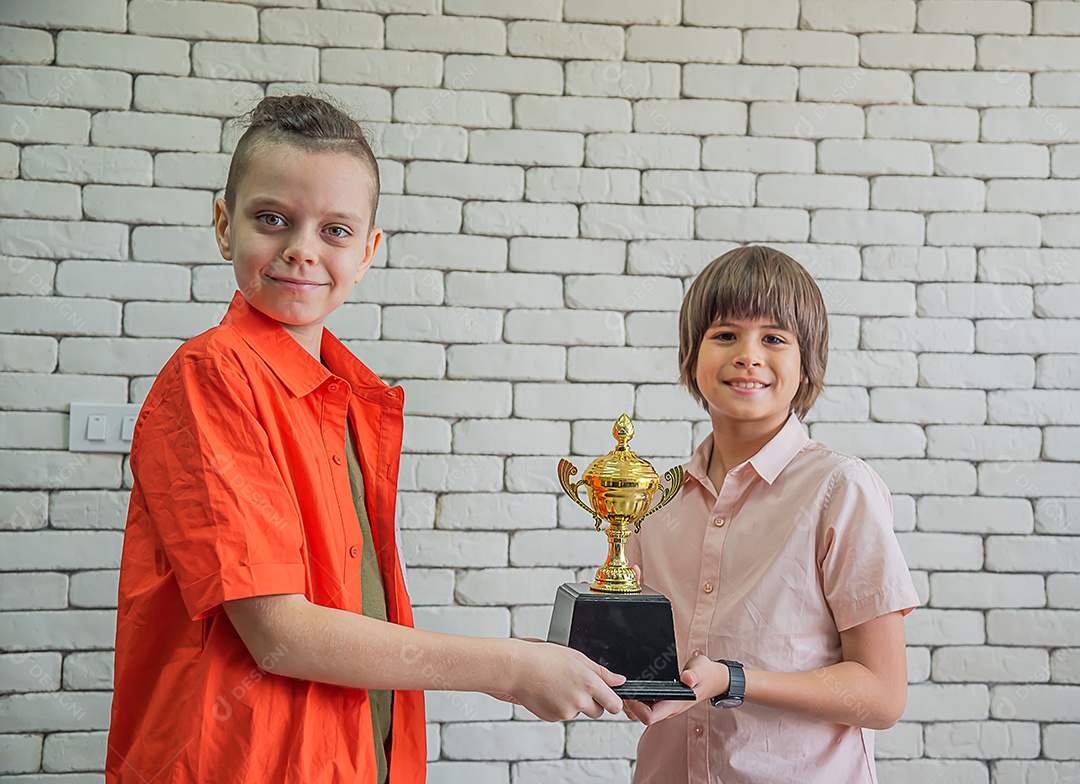 Diretor da escola primária deu troféu aos colegas