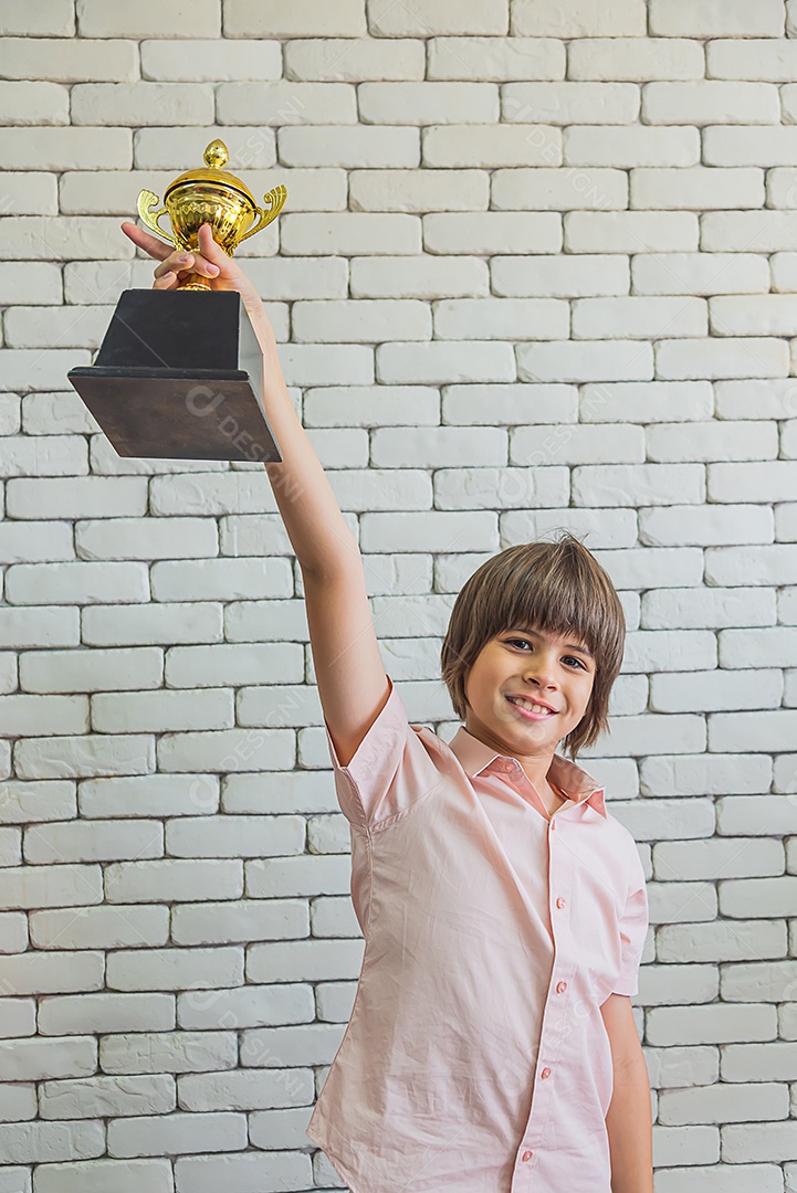 Menino de escola primária internacional recebendo o troféu