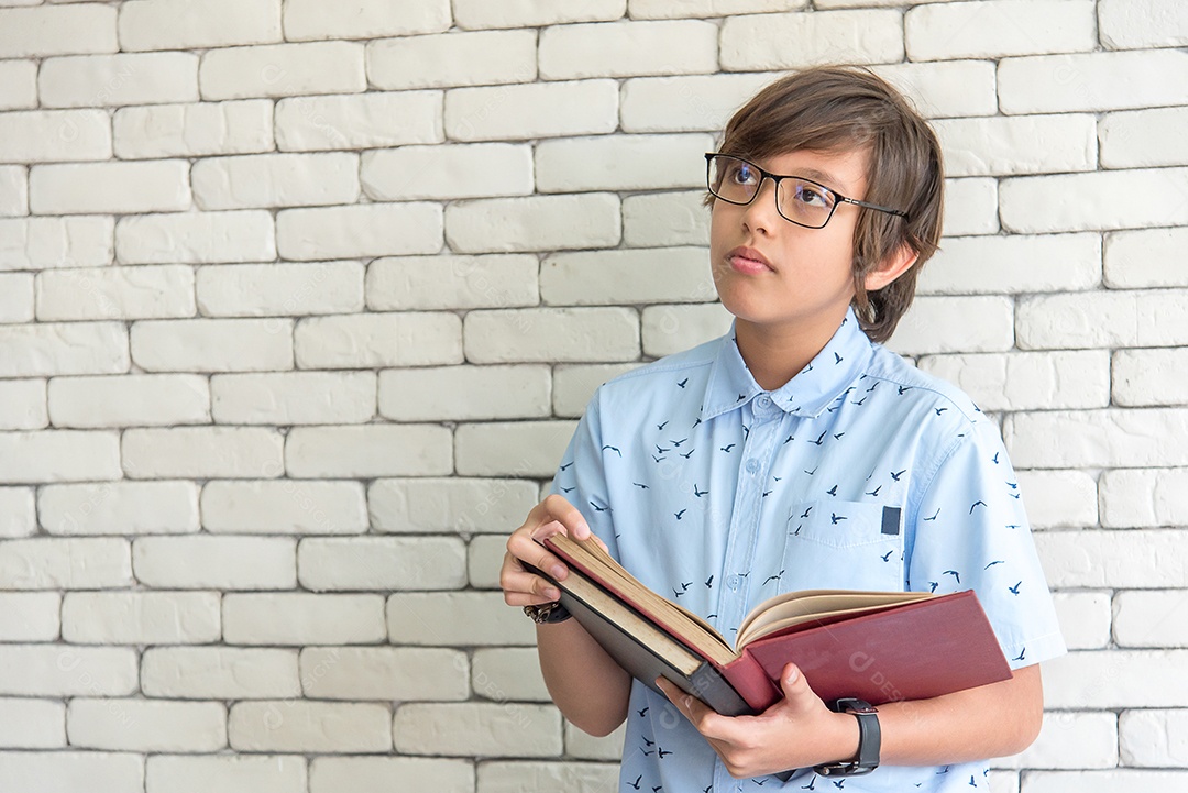 Estudante de escola secundária usando óculos em livro de leitura